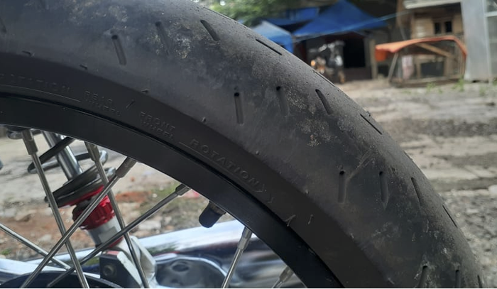 Ban pakai IRC Fasti 2 soft compound yang biasa dipakai balap nih