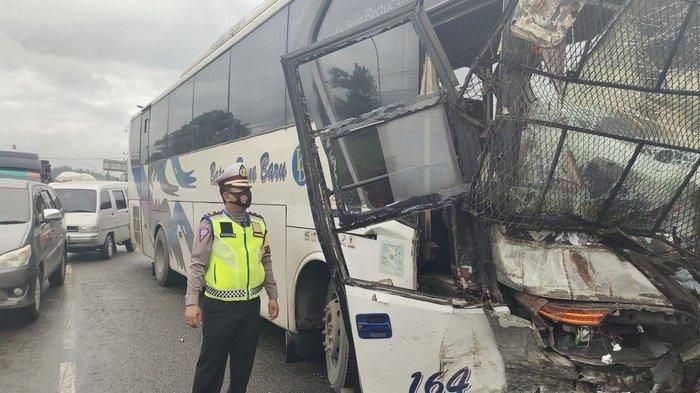 Kondisi Bus PO Batang Pane Baru yang bertabrakan dengan truk di kawasan Deli Serdang, Sumatera Utara