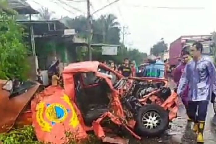 Isuzu Panther BPBD Lombok Timur hancur tabrakan dengan truk hingga dua anggota tewas