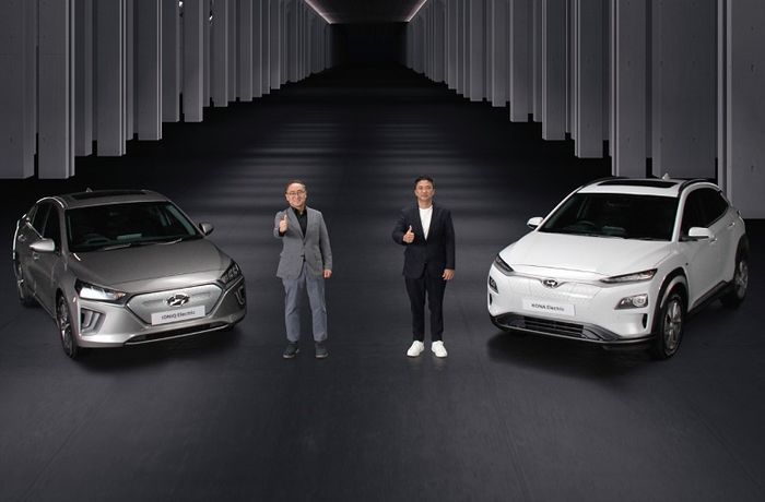 Hyundai IONIQ Electric (Silver) dan KONA Electric (Putih)