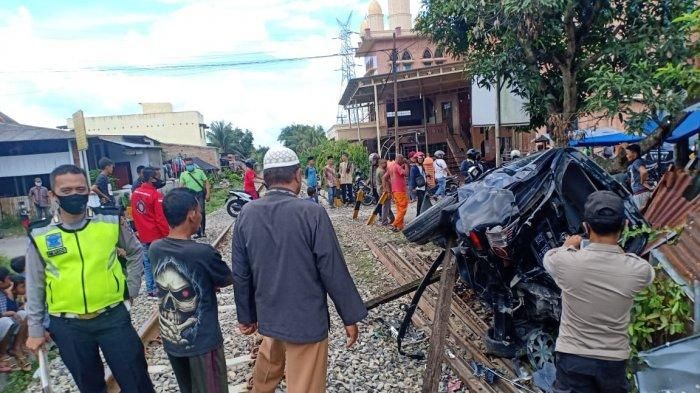 Kondisi Toyota Kijang Innova usai ditabrak kereta api Sri Lelawangsa di Binjai Timur, Sumatera Utara