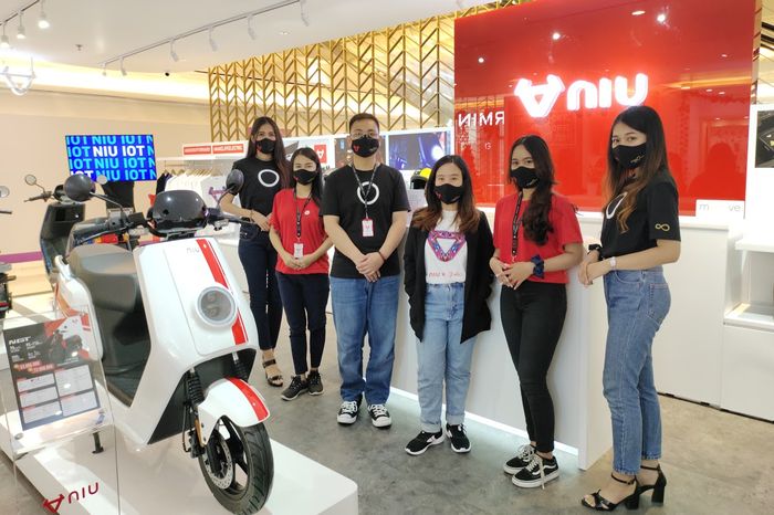 Devita Purnamasari (ketiga dari kanan), General Manager PT Moove Motor Asia dalam pembukaan toko premium NIU.