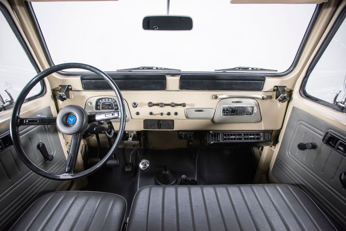 kondisi interior Toyota Land Cruiser FJ43 yang dijual Rp 1,2 miliar