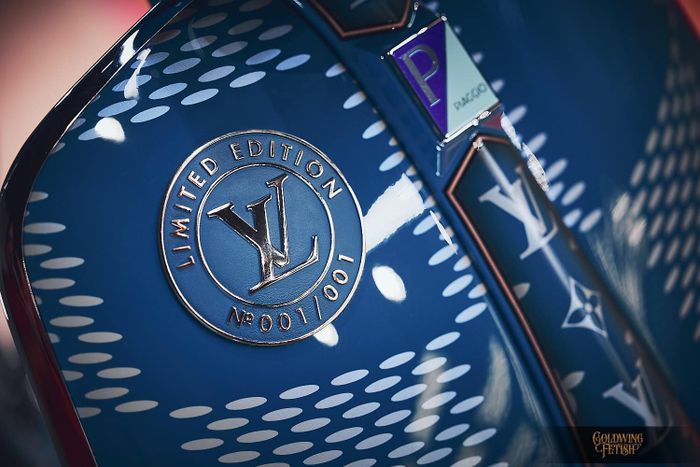 Logo LV dan nomor seri 001/001