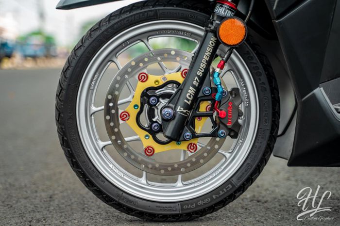 Rem depan diupgrade dengan kaliper dan cakram Brembo