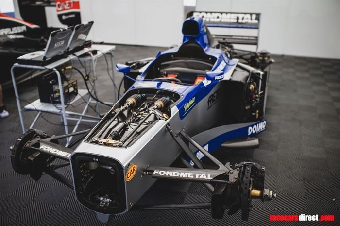 dalam paket pembelian mobil F1 Minardi M198 sudah disediakan laptop, starter eksternal, dan perangkat pendukung lainnya