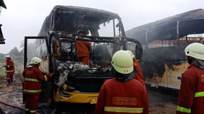 Proses pemadaman dua unit bus Pariwisata Duta Trans Wisata yang terbakar di Pekanbaru