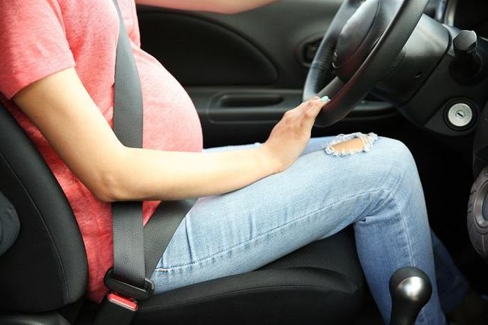 Tips aman mengemudi untuk ibu hamil. Apa saja yang harus diperhatikan?