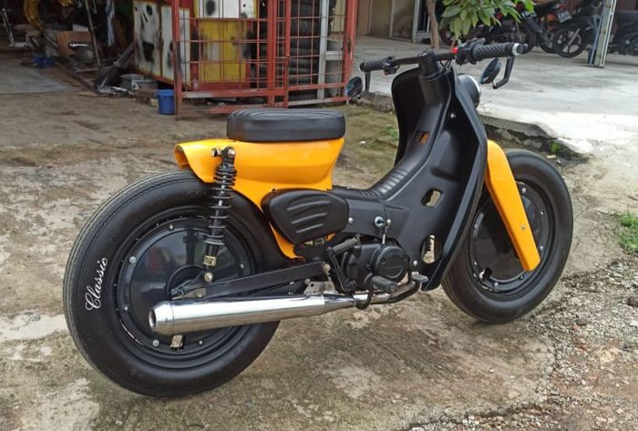 Custom aliran Street Cub garapan D Garage Custom untuk konsumen di Jawa Timur. 