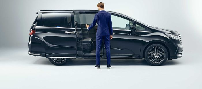 Honda Odyssey Absolute facelift di Jepang diberi fitur gesture control untuk membuka pintu samping