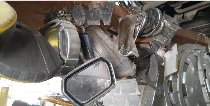 Spion tanduk, emblem original, foglamp kabut copotan original mobil lawas lengkap nih