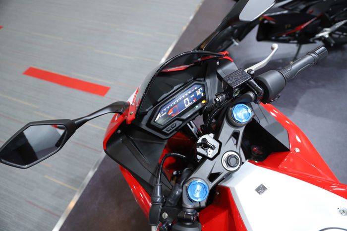 Suspensi depan All New Honda CBR150R tipe SFF-BP, spidometernya masih seperti yang lama