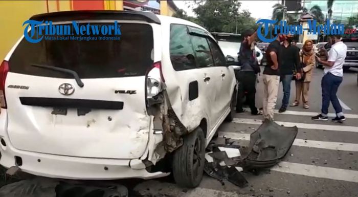 Dua unit Toyota Avanza yang ditebas Nissan Juke di Jl Jawa, Medan Timur, Medan, Sumatera Utara