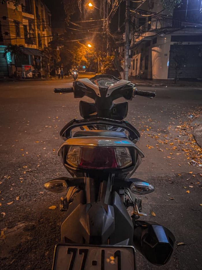 Lampu sein belakangnya ada empat dong