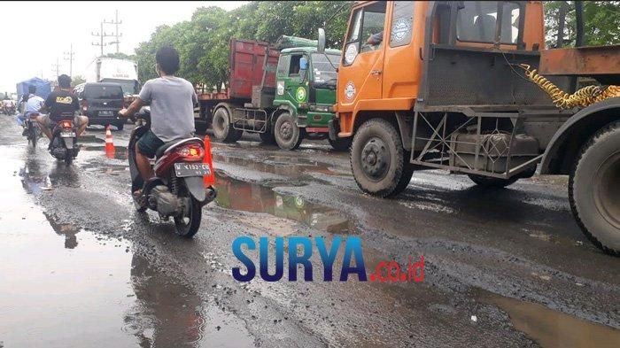 Kondisi Jalan Raya Manyar yang lubangnya tergenang air akibat hujan sering mengecoh pengendara