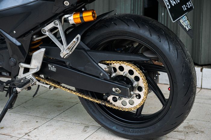 Swing arm nya pakai R25, konstruksi monosok menjadi Pro-Link