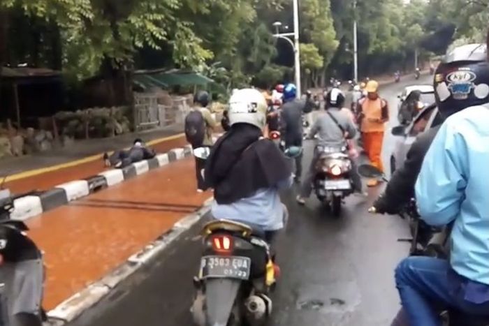 Beberapa motor yang berjatuhan langsung dievakuasi