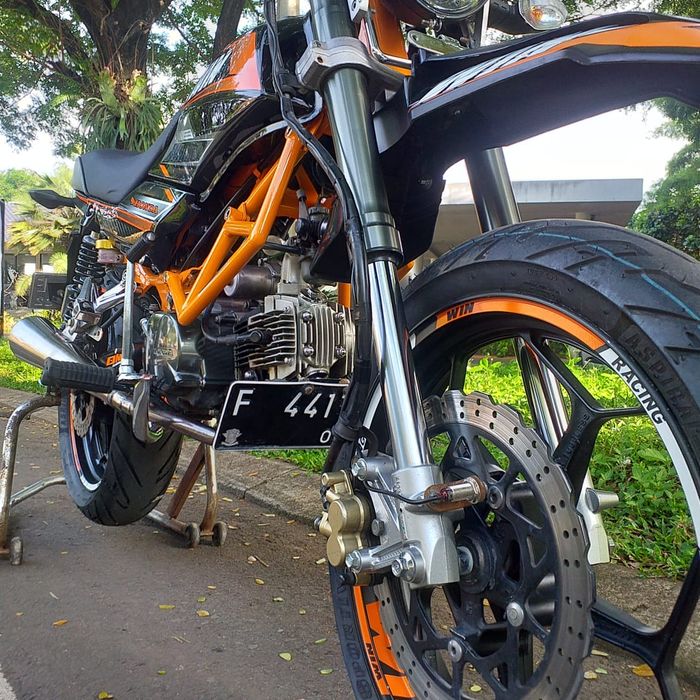 Pakai suspensi USD D-Tracker plus pelek Ninja 250.