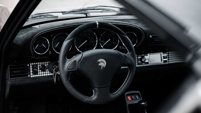 Tampilan kabin Porsche 911 Turbo juga ikut diberikan modifikasi