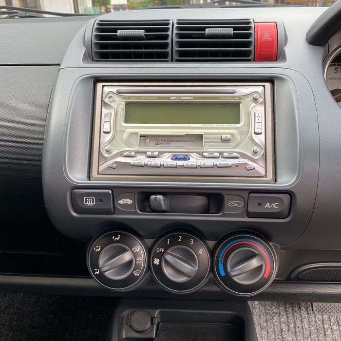 Head unit Honda Jazz i-DSI 2004 kondisi mulus luar dalam