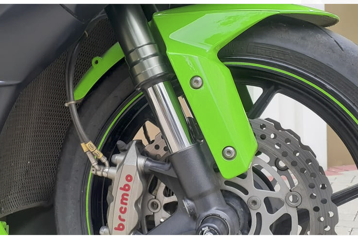 Meski terlihat standart sokbreker depan rupanya pakai Catridge kit Ohlins bro!