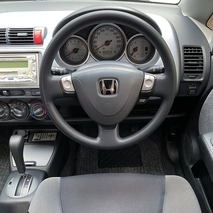 Interior Honda Jazz i-DSI 2004 kondisi mulus luar dalam