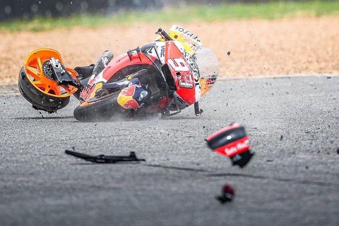 Swing arm motor MotoGP Marc Marquez, Honda RC213V patah usai crash hebat di sesi latihan bebas MotoGP Thailand 2019