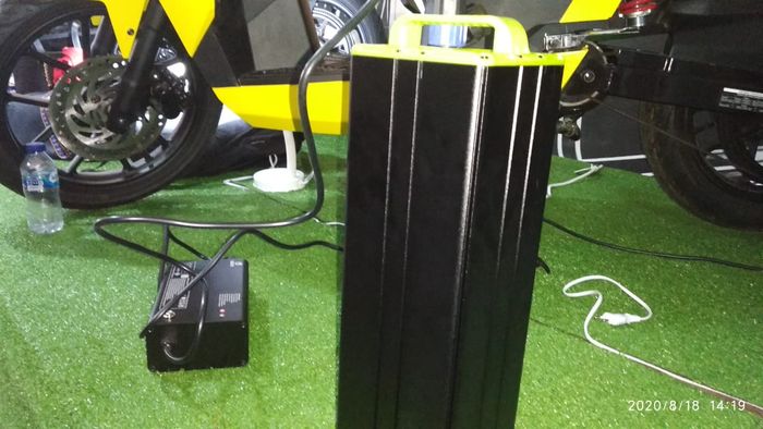 Ilustrasi. Apakah baterai motor listrik tidak boleh langsung dicharge setelah dipakai? Nih penjelasannya.