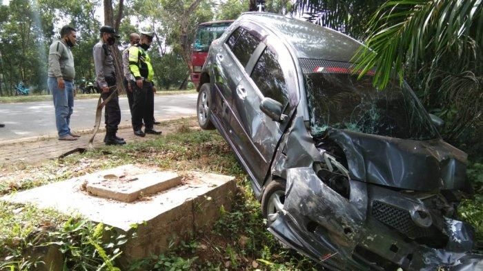 Toyota Yaris wajah babak belur nyungsep ke semak-semak