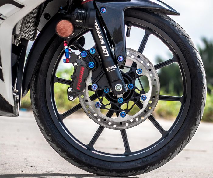 Pelek diganti dengan produk Daytona dan punya pengereman mewah