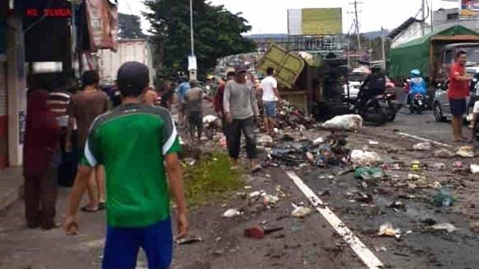 Muatan truk sampah berceceran di jalan raya