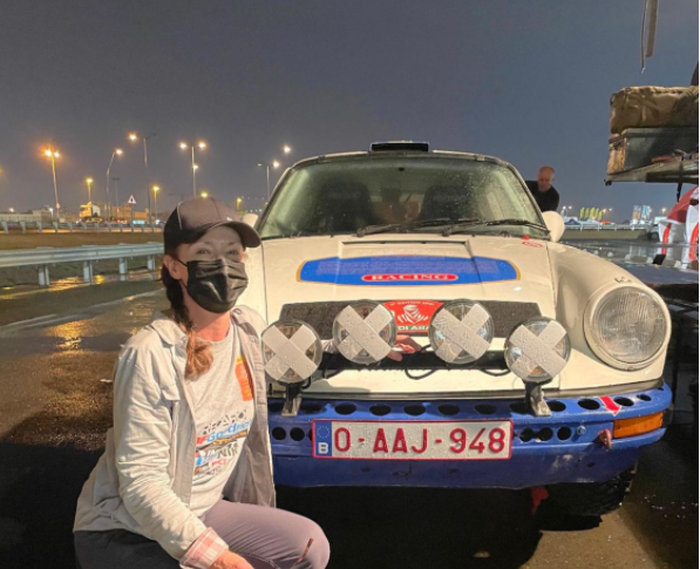 Amy Lerner sebagai pilot Porsche 953 di ajang Dakar Classic 2021