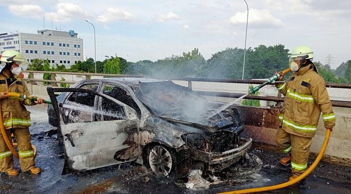 Toyota Vios terbakar di KM 1,400 Tol Jatinegara pada Sabtu (16/1/2021). Kenali jenis kebaran yang bisa terjadi pada mobil.