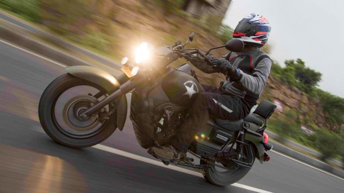 Riding position UM Renegade Commando sangat kental nuansa cruiser Amerika Serikat