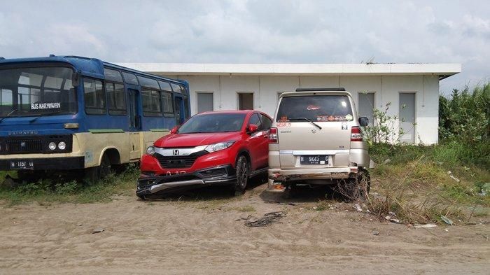 Honda HR-V dan Suzuki APV yang terlibat kecelakaan beruntun di Tanjakan Tanah Putih, Semarang