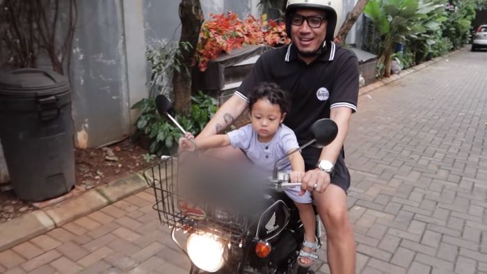 Desta bersama anaknya, Miguel Arrawsya Janied saat menaiki Honda Monkey 125.