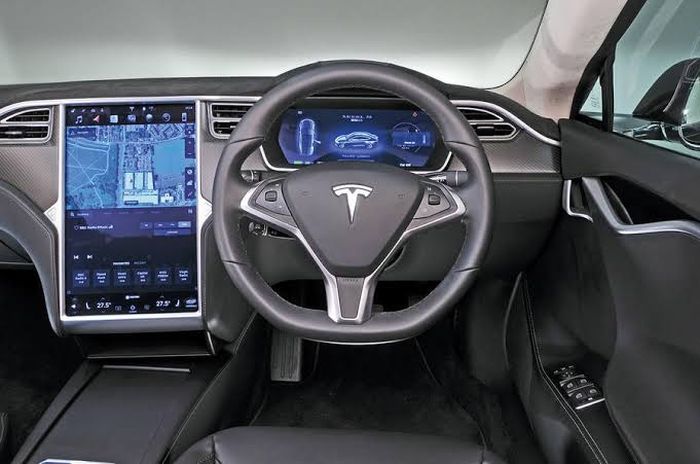 Ikustrasi layar head unit Tesla Model S