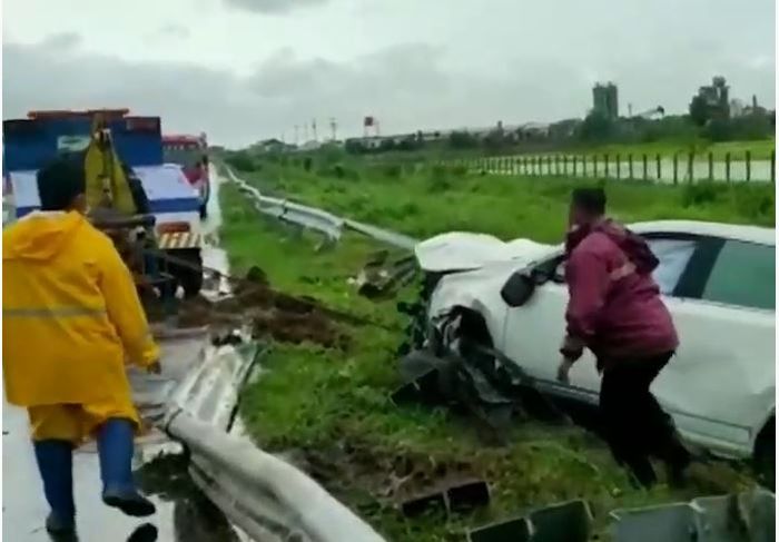 Petugas menderek Honda CR-V yang alami kecelakaan tunggal di ruas tol Pemalang-Batang, Pekalongan