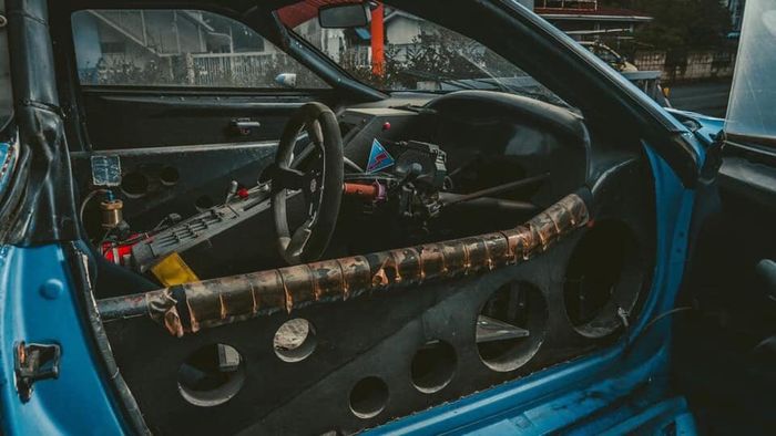 kondisi interior Toyota Supra yang mangkrak