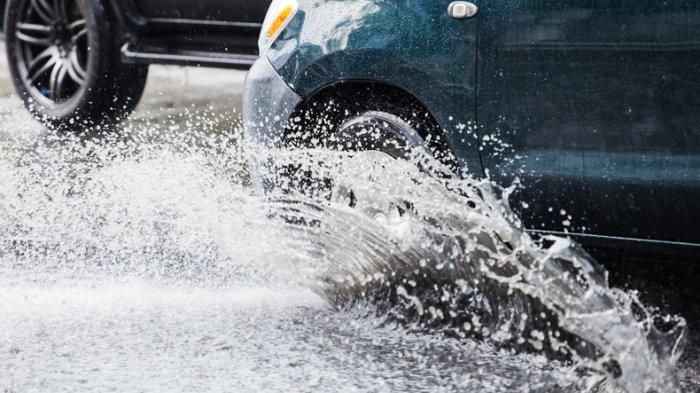 Ilustrasi mobil melewati genangan air