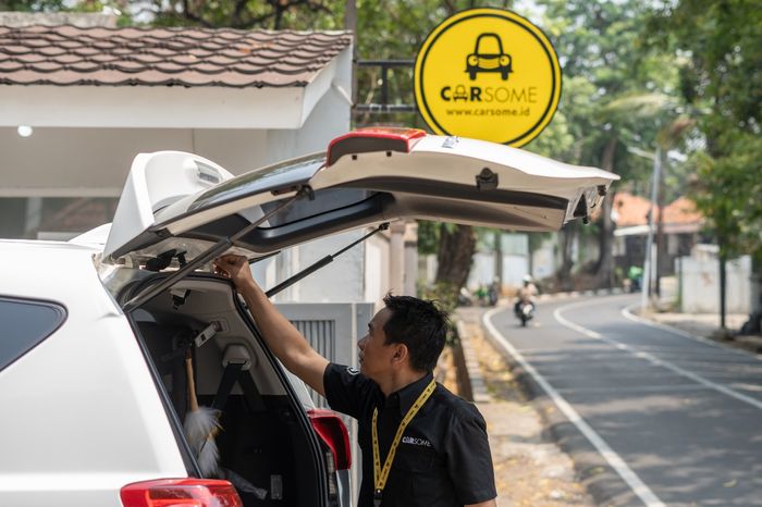 Proses inspeksi mobil bekas di Carsome Inspection Point Kemang, Jakarta