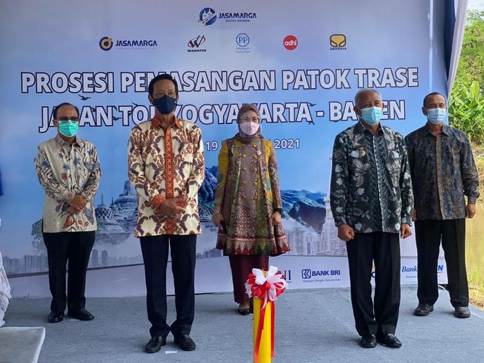 Gubernur DIY, Sri Sultan Hamengkubuwono X bersama pihak-pihak terkait dalam proses pemasangan patok Jalan Tol Yogyakarta-Bawen, Selasa (19/01/2021).