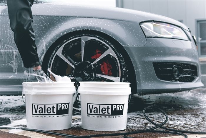 Ilustrasi menggunakan 2 ember untuk cuci mobil