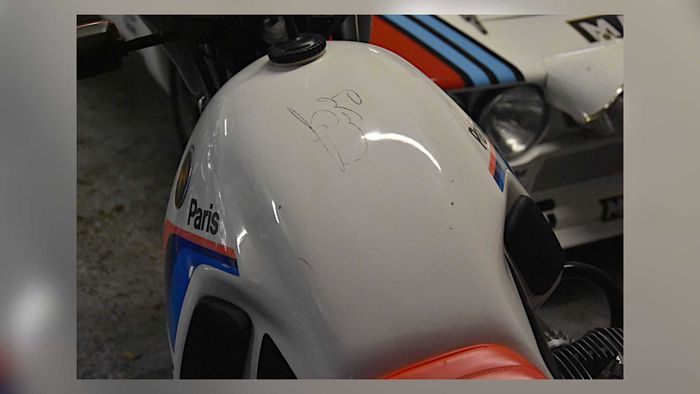 tanda tangan Gaston Rahier pada BMW R80G/S Paris-Dakar