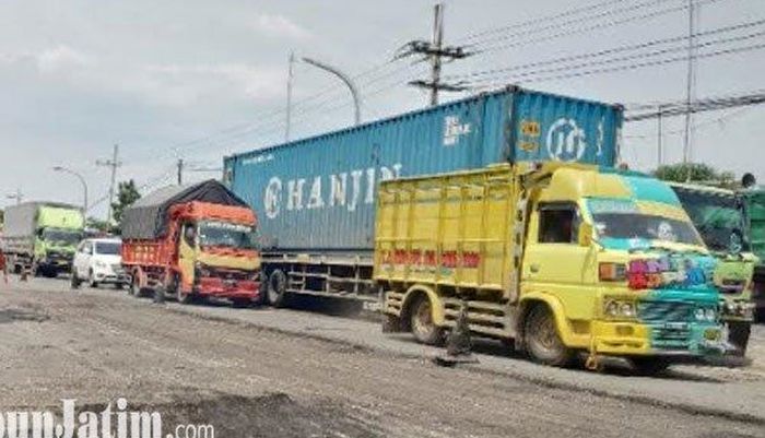 Sejumlah truk terpantau terjebak kemacetan panjang di Jalan Raya Tuban-Widang, Jawa Timur, Kamis (21/01/2021).