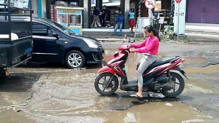 jalan berlubang di Kabupaten Kendal Jawa Tengah (Jateng).