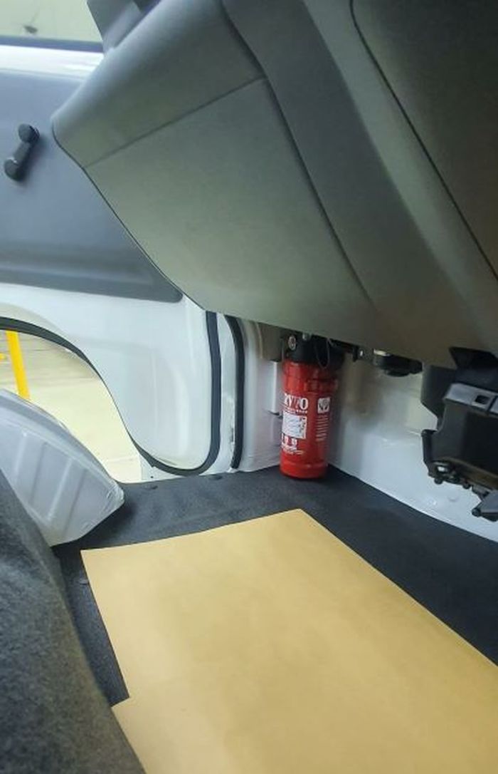 Alat Pemadam Kebakaran Ringan (APAR) diposisikan di bawah glove box, agar mudah dijangkau ketika diperlukan