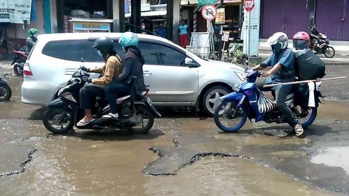 Ilustrasi jalan berlubang