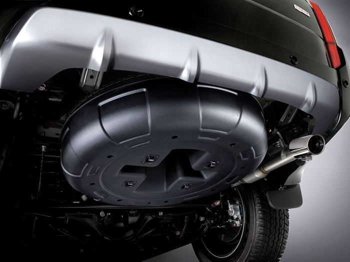 Spare tire cover keren ini termasuk fitur tambahan yang tersedia hanya di varian Rockford Fosgate