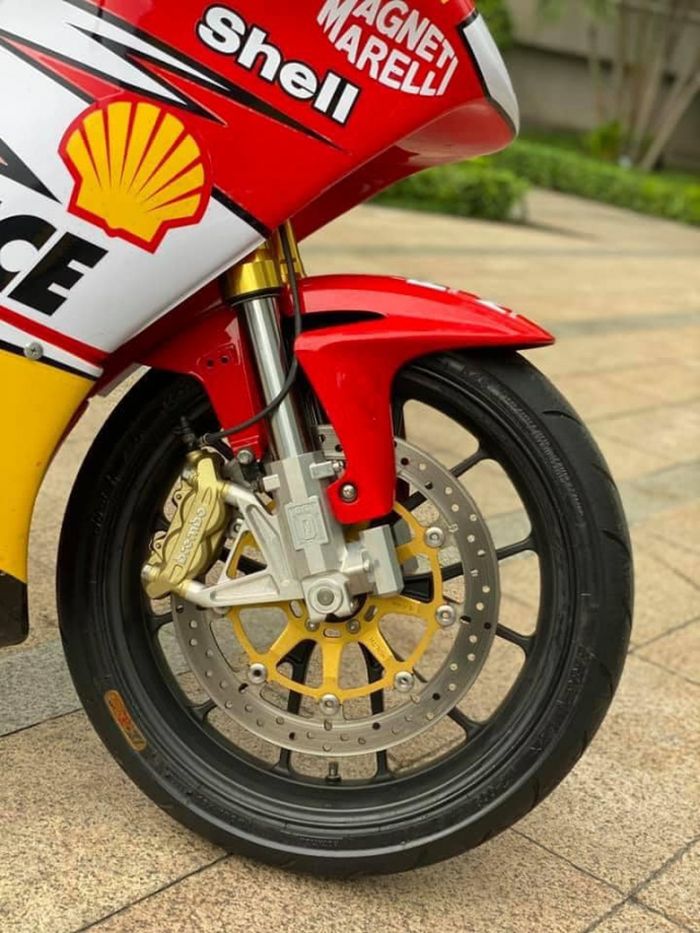 Garpu depan pakai upside down dan peleknya pakai milik Aprilia RS125